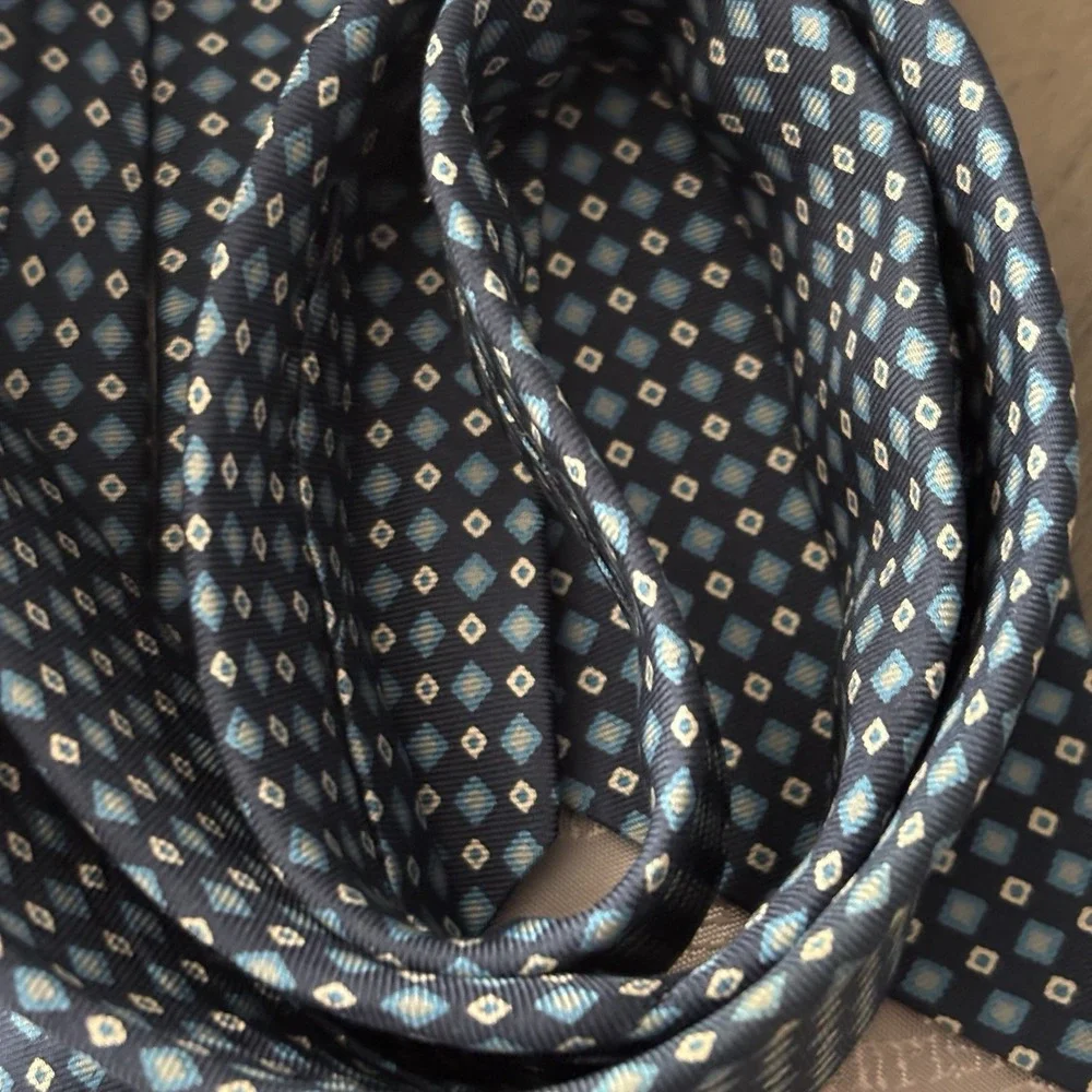 Christian Dior Mens Neck‎ Tie Blue Diamond Pattern Italian Silk Tie Made In USA